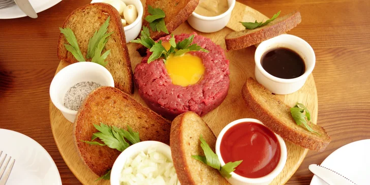 Tatarák z pravé svíčkové o váze 150–500 g a zlatavé topinky
