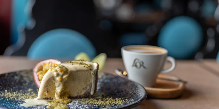 Káva, čaj nebo čokoláda podle výběru a dezert v Siddharta Café