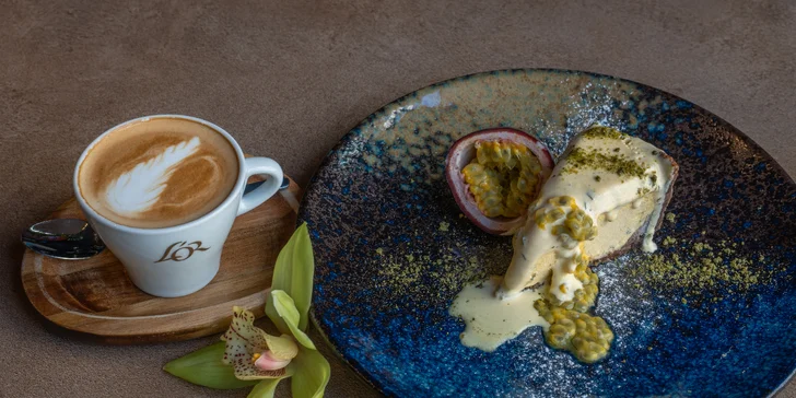 Káva, čaj nebo čokoláda podle výběru a dezert v Siddharta Café