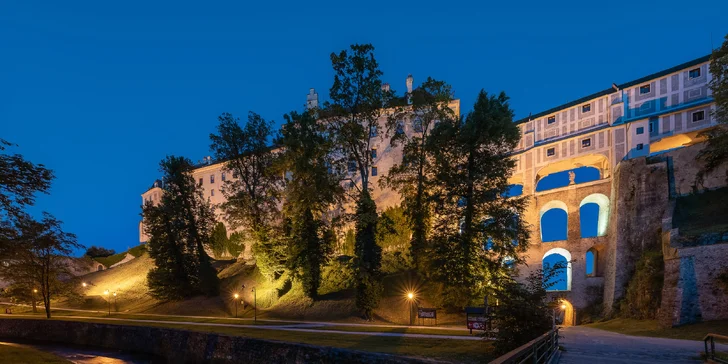 Romantika v Krumlově kousek od zámku: Deluxe pokoj či apartmán s lahví sektu, možnost snídaně