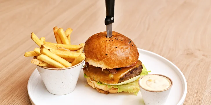 Burger s hovězím, slaninou a domácí bulkou, hranolky i pivo ve Zlatých Časech