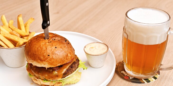 Burger s hovězím, slaninou a domácí bulkou, hranolky i pivo ve Zlatých Časech
