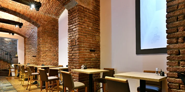 Burger s hovězím, slaninou a domácí bulkou, hranolky i pivo ve Zlatých Časech