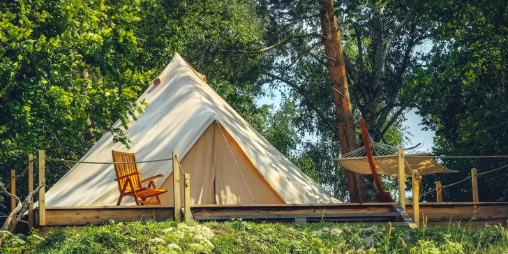 Pohoda v jižních Čechách: stylový stan nebo útulný pokoj, snídaně a koupací sud