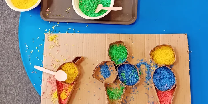 Sensory play: herna o 10-15 stanovištích s aktivitami pro rozvoj jemné motoriky, 1-5 vstupů