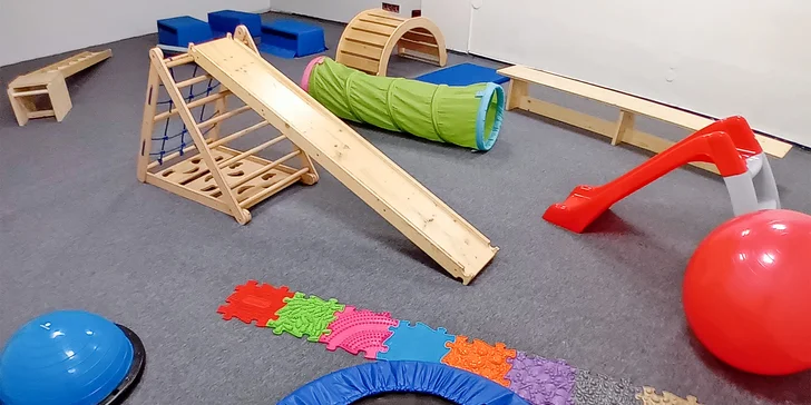 Sensory play: herna o 10-15 stanovištích s aktivitami pro rozvoj jemné motoriky, 1-5 vstupů