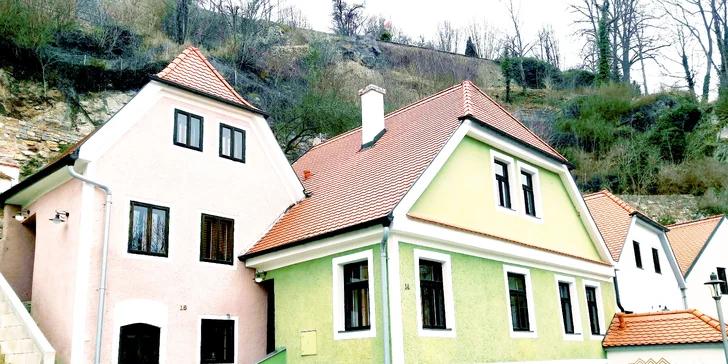 Romantika v Krumlově kousek od zámku: Deluxe pokoj či apartmán s lahví sektu, možnost snídaně