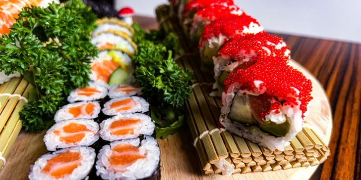 Pestré sushi sety 30, 52 nebo 74 rolek: s rybami, avokádem i krabem