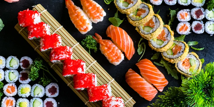 Pestré sushi sety 30, 52 nebo 74 rolek: s rybami, avokádem i krabem