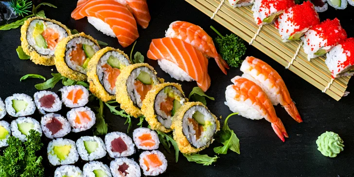 Pestré sushi sety 30, 52 nebo 74 rolek: s rybami, avokádem i krabem
