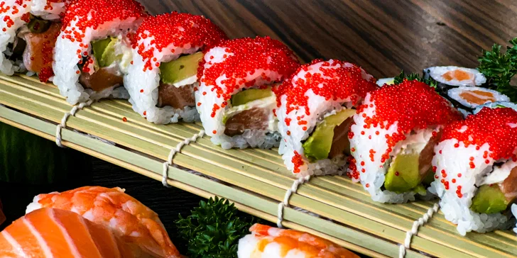 Pestré sushi sety 30, 52 nebo 74 rolek: s rybami, avokádem i krabem
