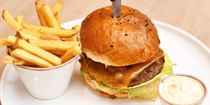 Burger s hovězím, slaninou a domácí bulkou, hranolky i pivo ve Zlatých Časech
