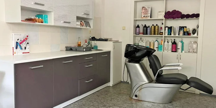 Hloubková péče pro regeneraci poškozených vlasů a zastřižení konečků