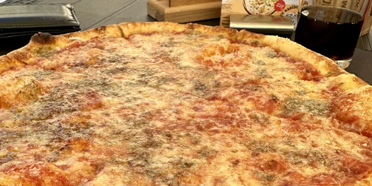 1–2 pizzy o průměru 33 cm či Calzone dle výběru a 10% sleva na nápoje