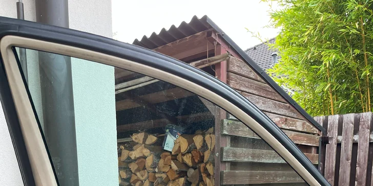 Čištění interiéru auta: vysátí, tepování textilních i kožených sedaček, oživení plastů, provonění