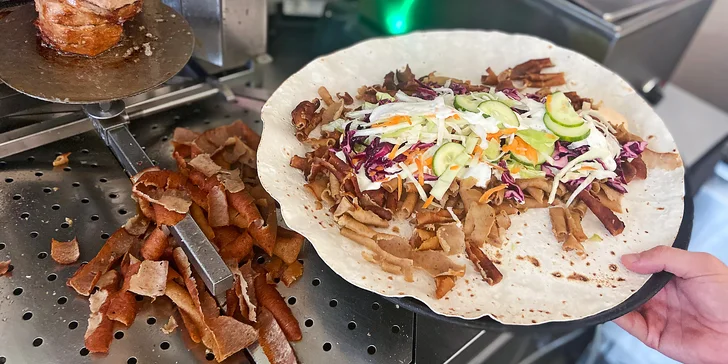 Mega hovězí kebab v turecké tortille a Pepsi na odnos s sebou pro jednoho