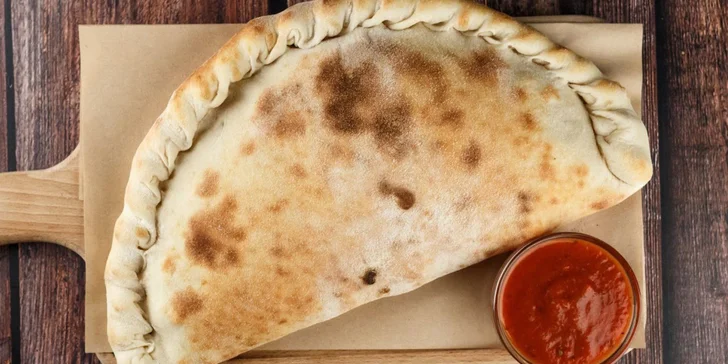 1–2 pizzy o průměru 33 cm či Calzone dle výběru a 10% sleva na nápoje