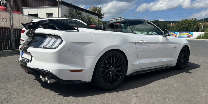 Ford Mustang GT Cabrio 5.0 V8: svezení na 20 minut či 3 hodiny i pronájem na den či celý víkend