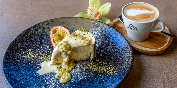 Káva, čaj nebo čokoláda podle výběru a dezert v Siddharta Café