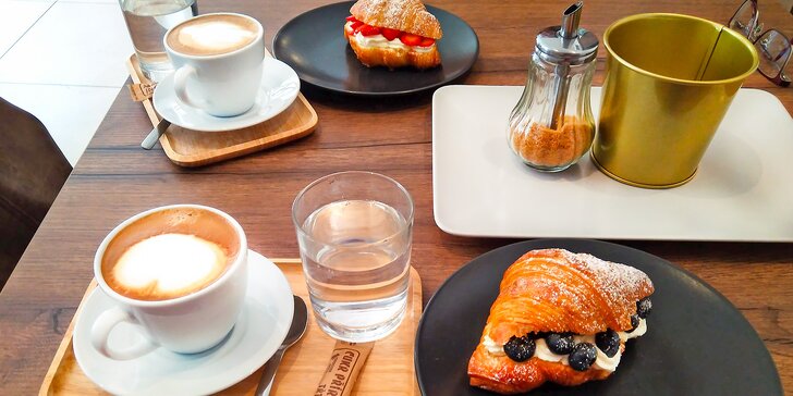 Dobrota ve francouzském stylu: croissant a káva podle výběru pro dva