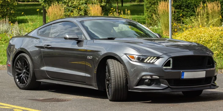 Legendární Ford Mustang V8 v originální USA verzi: projížďka na 20 minut i zapůjčení na 12 hodin