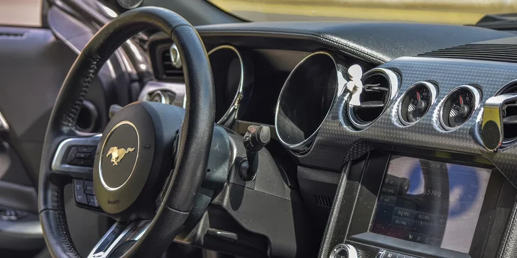 Legendární Ford Mustang V8 v originální USA verzi: projížďka na 20 minut i zapůjčení na 12 hodin