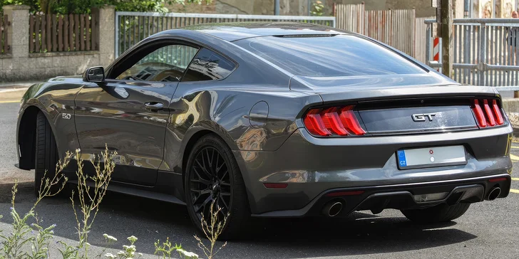 Legendární Ford Mustang V8 v originální USA verzi: projížďka na 20 minut i zapůjčení na 12 hodin