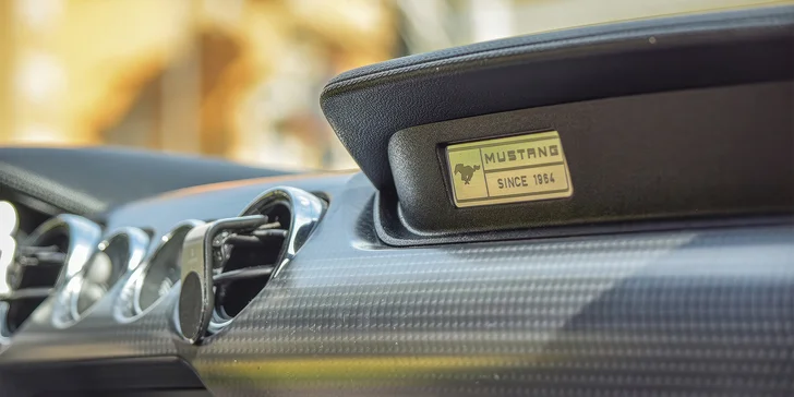 Legendární Ford Mustang V8 v originální USA verzi: projížďka na 20 minut i zapůjčení na 12 hodin