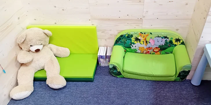 Vstup do volné herničky pro jedno dítě: 2,5 hodiny, koutek s knihovnou i samoobslužná kavárna