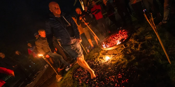 Naučte se chodit po plamenech a čelit strachu: intenzivní kurz firewalkingu pro 1 i 2 osoby