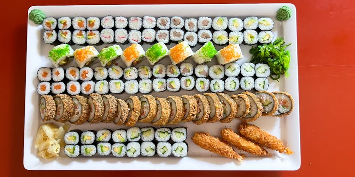 Zajděte na obří sushi sety: 63 nebo 109 rolovaných kousků pro rodinu i partu přátel
