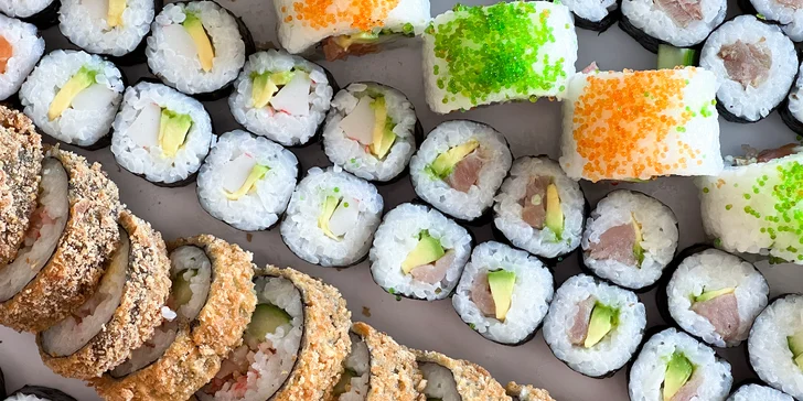 Zajděte na obří sushi sety: 63 nebo 109 rolovaných kousků pro rodinu i partu přátel
