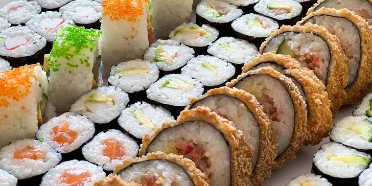 Zajděte na obří sushi sety: 63 nebo 109 rolovaných kousků pro rodinu i partu přátel
