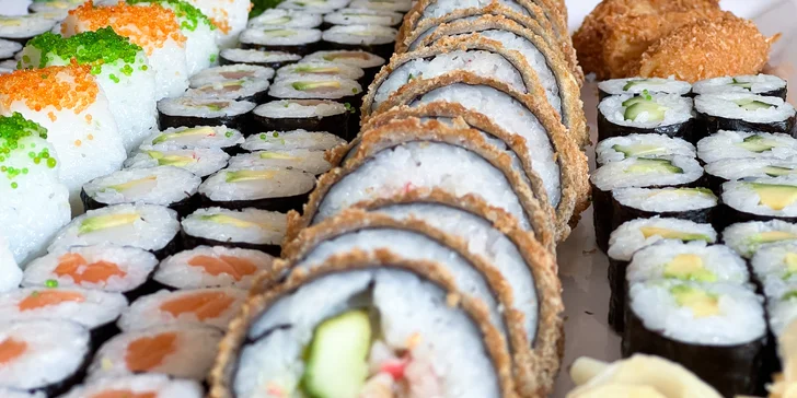 Zajděte na obří sushi sety: 63 nebo 109 rolovaných kousků pro rodinu i partu přátel