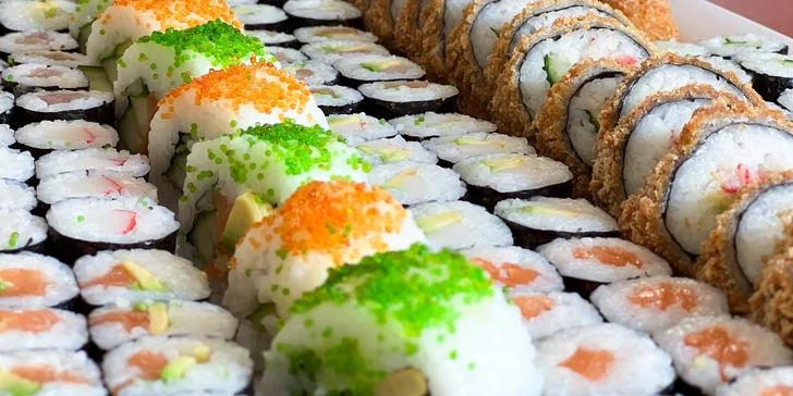 Zajděte na obří sushi sety: 63 nebo 109 rolovaných kousků pro rodinu i partu přátel