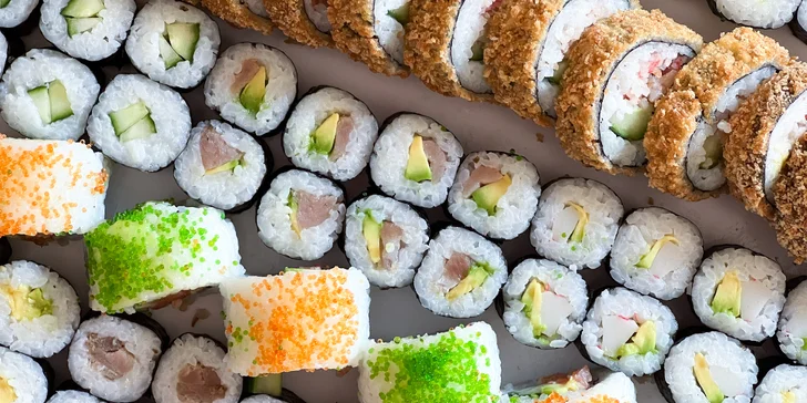 Zajděte na obří sushi sety: 63 nebo 109 rolovaných kousků pro rodinu i partu přátel