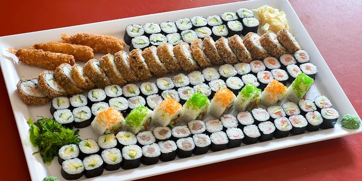 Zajděte na obří sushi sety: 63 nebo 109 rolovaných kousků pro rodinu i partu přátel