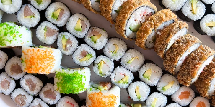 Zajděte na obří sushi sety: 63 nebo 109 rolovaných kousků pro rodinu i partu přátel
