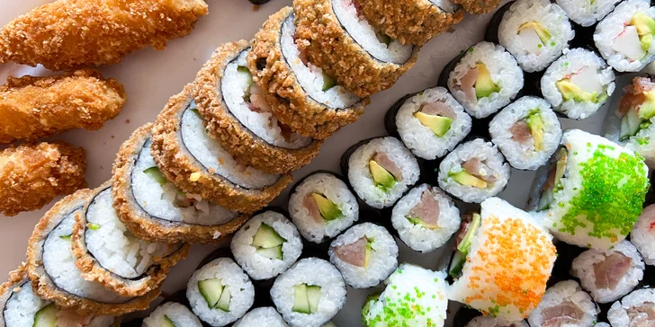 Zajděte na obří sushi sety: 63 nebo 109 rolovaných kousků pro rodinu i partu přátel
