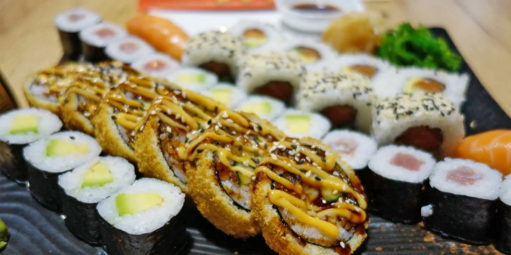 Asie v centru Olomouce: 32 ks sushi s lososem, tuňákem, okurkou i avokádem