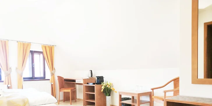 Romantika v Krumlově kousek od zámku: Deluxe pokoj či apartmán s lahví sektu, možnost snídaně