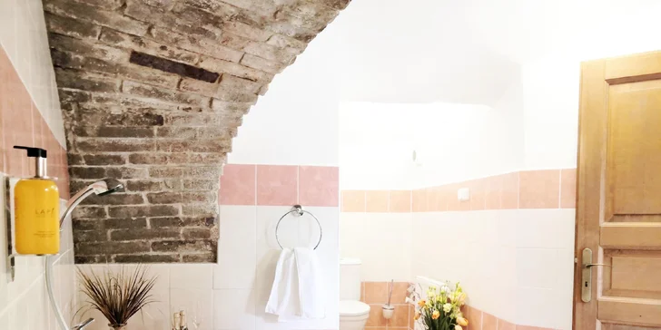 Romantika v Krumlově kousek od zámku: Deluxe pokoj či apartmán s lahví sektu, možnost snídaně