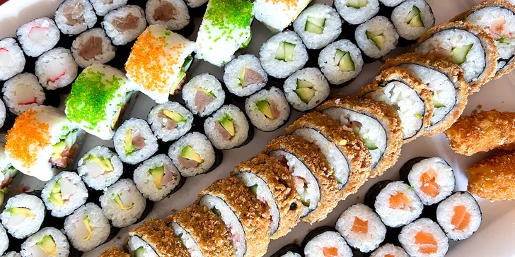 Zajděte na obří sushi sety: 63 nebo 109 rolovaných kousků pro rodinu i partu přátel