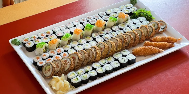 Zajděte na obří sushi sety: 63 nebo 109 rolovaných kousků pro rodinu i partu přátel
