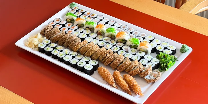 Zajděte na obří sushi sety: 63 nebo 109 rolovaných kousků pro rodinu i partu přátel