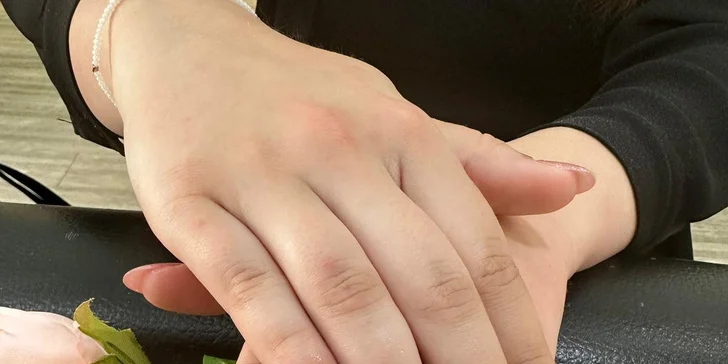 Manikúra nebo pedikúra, vč. Shellacu či gel laku i péče Footlogix