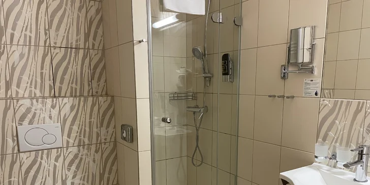 4* hotel ve stylu první republiky: pobyt se snídaní v pokoji či luxusním apartmá v centru Prahy