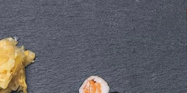 Sushi sety i crunchy nebo fushion roll dle vlastního výběru v elegantním karlínském restaurantu The Cozy