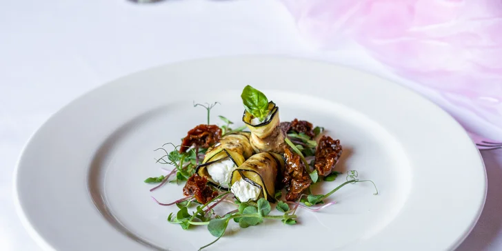 6chodové menu v zámecké restauraci i wellness pro 2 os.: jelení hřbet, kohout na víně i račí polévka