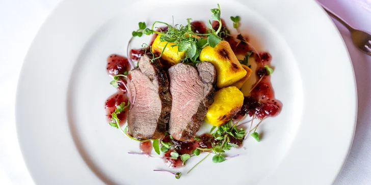 6chodové menu v zámecké restauraci i wellness pro 2 os.: jelení hřbet, kohout na víně i račí polévka